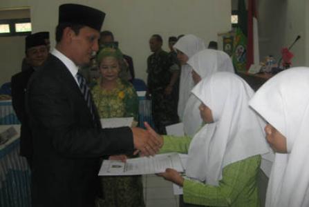 Pemkab Madina Berikan Penghargaan Bagi Pelajar Berprestasi